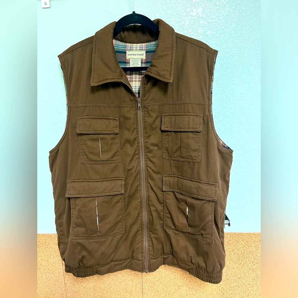 Men’s scandia woods vest with coordinating plaid inset. Size large- tall.